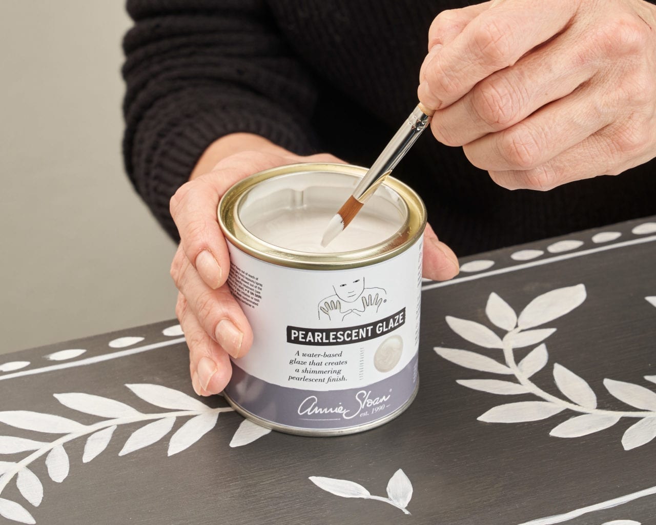 A tin of Pearlescent Glaze