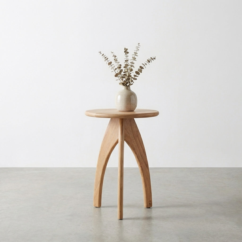 Round wooden board with natural grain patterns.