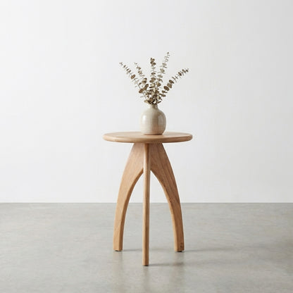 Round wooden board with natural grain patterns.