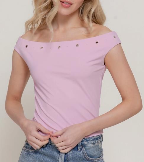 Woman in a pink off-shoulder top and jeans.