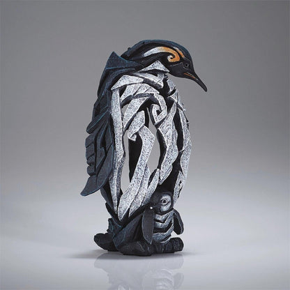Sculpture of a stylized penguin with a baby in black and white tones.